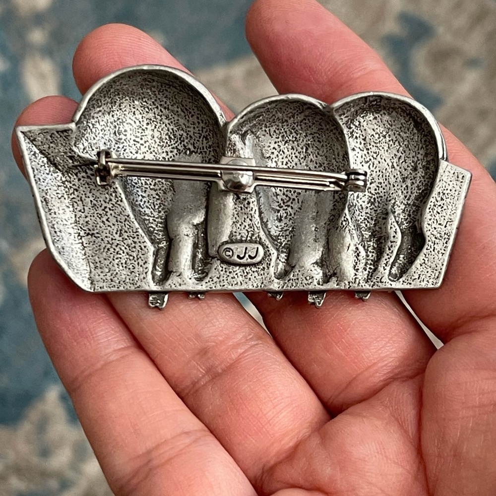 Signed Jonette Jewelry pewter 3 piglets brooch - Picture 3 of 3